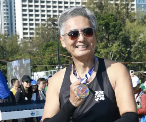 70歲周潤發放話跑到120歲！10K馬拉松兩小時完賽　自嘲沒人找拍片
