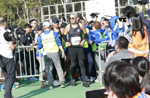 ▲周潤發（中）在渣打馬拉松的會場，仍是各方關注的焦點。（圖／摘自香港電影懷舊微博）