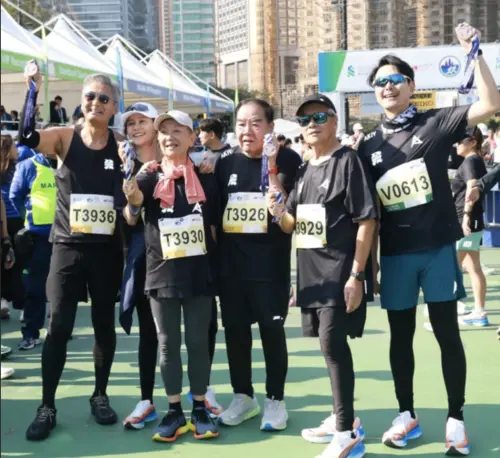 ▲周潤發（左起）與黃翠如、鮑起靜、鄭則仕、劉江、蕭正楠一起跑完今年度的渣打馬拉松。（圖／摘自香港電影懷舊微博）
