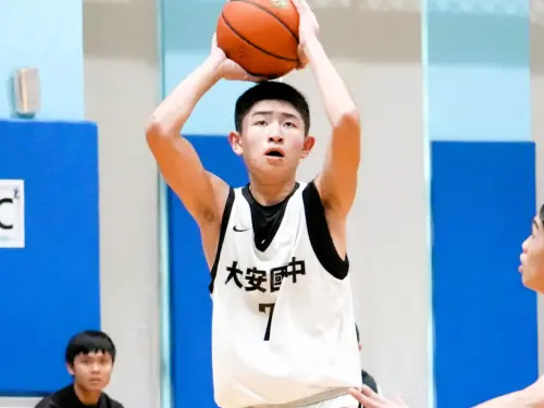 ▲大安國中姜閔傑（左）今天不僅得分上雙，禁區苦力也做足.。(圖/U19籃球聯盟提供)