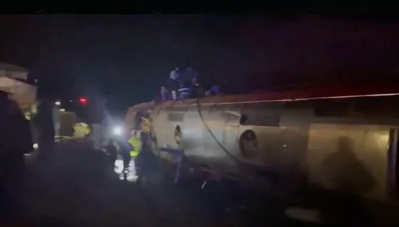 西班牙2高鐵脫軌相撞！釀至少21死、百傷　乘客：感覺像地震