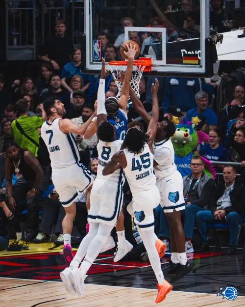 ▲布萊克在抄截後發動快攻，面對前方四名試圖封阻的灰熊隊球員，他毫無懼色地騰空而起，強行在眾人頭頂完成隔扣。（圖／取自Orlando Magic X）