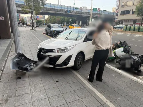 北市男開車「暴衝人行道撞電桿」驚悚瞬間曝光！一排機車衰遭波及
