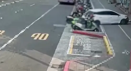 ▲ 北市男開車「暴衝人行道撞電桿」驚悚瞬間曝光！一排機車衰遭波及。（圖／翻攝畫面）