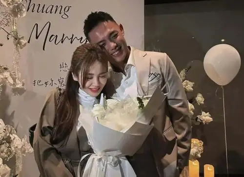 中職／申皓瑋跟網紅女友求婚了！相戀815天　開訓前完成人生大事
