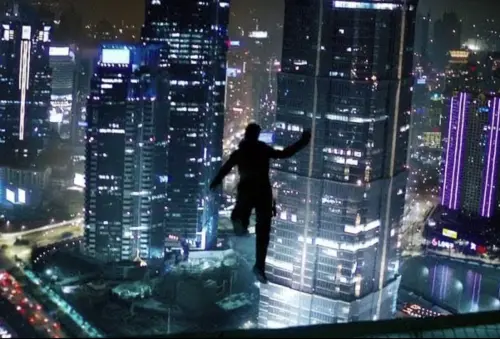 ▲湯姆克魯斯《不可能的任務3》中的上海夜景動作戲，原先是打算在台北101的頂頭拍攝，結果被台北101打槍，只好改地點。（圖／摘自IMDb）