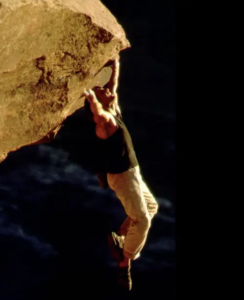 ▲湯姆克魯斯在《不可能的任務》第2集就拍過驚險的攀岩場面，後續的動作場面難度與危險性都增高。（圖／摘自IMDb）