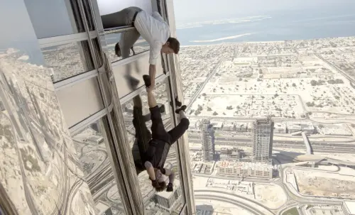 ▲湯姆克魯斯（下）在杜拜哈里發塔的驚險場面，讓全球觀眾印象深刻。（圖／摘自IMDb）