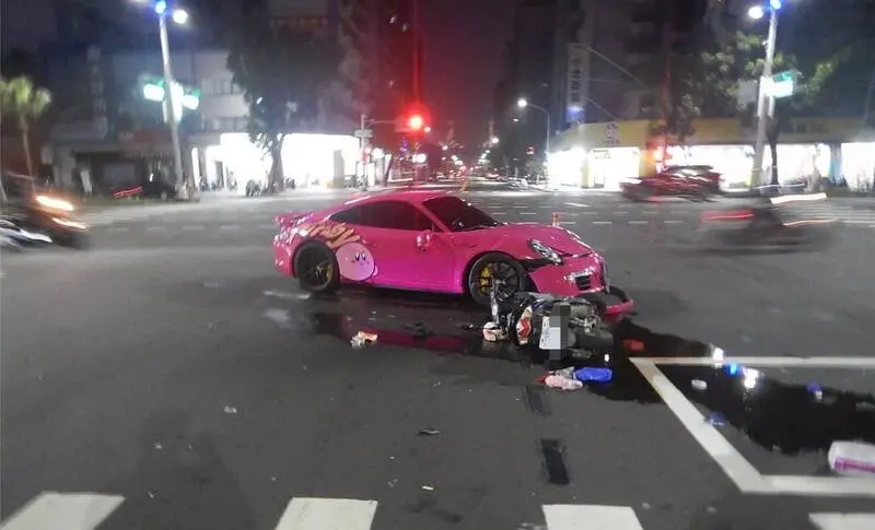 「星之卡比」粉紅保時捷出事了！高雄路口擊落騎士　害擦挫傷送醫
