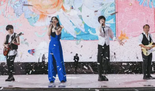 ▲Ella陳嘉樺（左二）前年和五月天阿信（右二）前年在五月天的演唱會上合體，因為唱到過去SHE的歌，要花900萬　購買版權。（圖／摘自 IG@imayday55555）