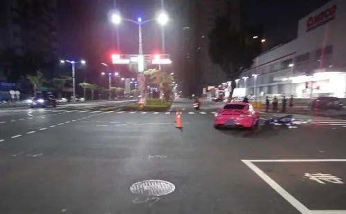 ▲今天清晨62歲鄭男駕駛「星之卡比」粉紅色保時捷，右轉時不慎撞上直行的機車女騎士。（圖／民眾提供）