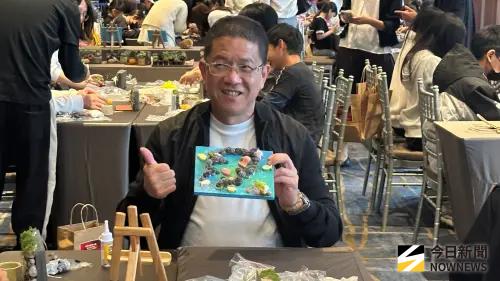 ▲董事長呂金發參與「當我們童在一起，為幸福充值」暖心手作活動。（圖／記者陳美嘉攝）