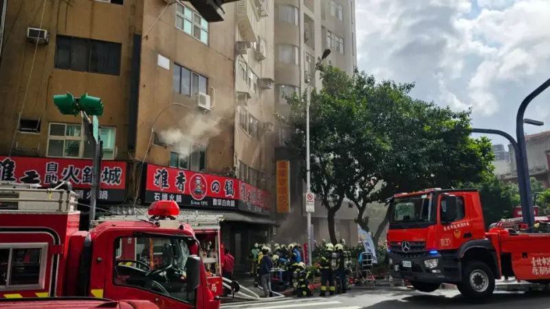 快訊／西門町老牌石頭火鍋突發火警　30輛消防車出動　四人送醫