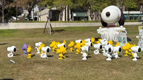 ▲台中市市政公園的史努比立體裝置，有罕見的紫色糊塗塌克。（圖／記者顏幸如攝，2026.01.19）