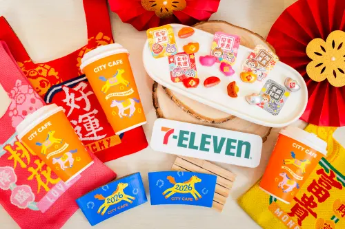 ▲7-11推出的「迷你筊杯印章」成為全民瘋搶話題，只要購買香蕉風味拿鐵就能免費獲得，不僅真的可以筊杯，還可以當印章蓋出可愛的圖案。（圖／7-11提供）