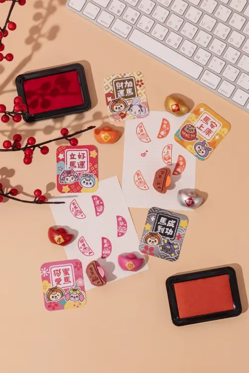 ▲「馬上開運元寶印章筊」隨袋附OPEN祝福小卡，可蓋上祝福語。（圖／7-11提供）