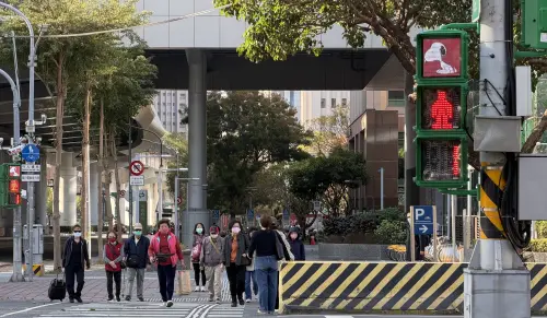 ▲台中民眾停等紅燈時，可以欣賞史努比打盹的可愛模樣。（圖／台中市政府提供，2026.01.19）