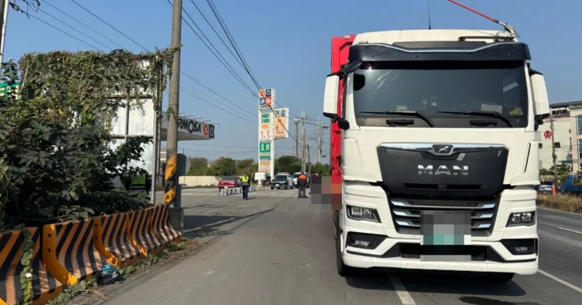 ▲高雄路竹一對菲律賓移工與聯結車發生擦撞，頭部遭輾過當場慘死。（圖／翻攝畫面）