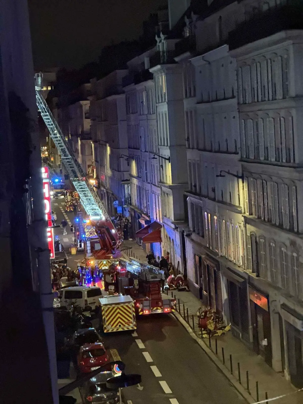 ▲法國巴黎18日驚傳公寓樓地板坍塌意外，約50人在五樓慶生時地板突然崩塌，其中約30人摔到4樓，導致19人輕重傷。（圖／翻攝自Ｘ／Le Parisien）