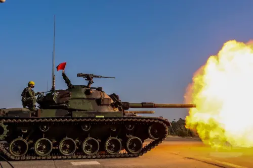 ▲戰車過往是陸戰王牌，往往一個衝擊就能決定戰鬥勝敗，不過這種情況在無人機興起後改變，高階將官得認清這個事實。（圖／軍聞社）