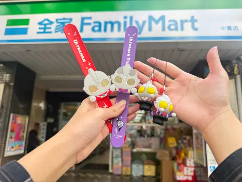 ▲加購超人力霸王杯塞59元，門市買指定商品單筆滿688元送拍拍燈手環。（圖／全家提供）