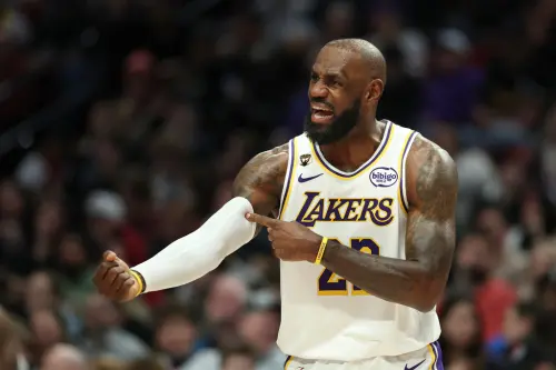 ▲連續21年入選明星賽先發的「詹皇」詹姆斯（LeBron James）今年意外落榜，不過ESPN分析指出，詹姆斯依舊有望靠「致敬傳奇」的頭銜回到明星賽。（圖／美聯社／達志影像）