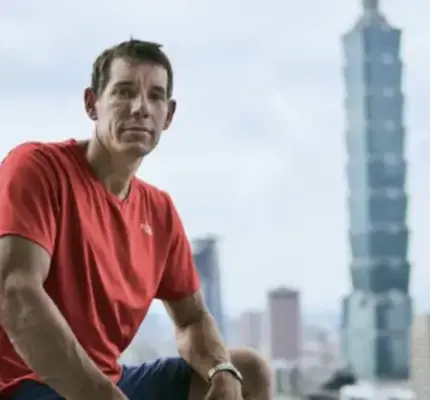 霍諾德爬台北101！攀岩教練曝難點