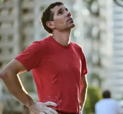 爬101歷史回顧！他花4小時登頂