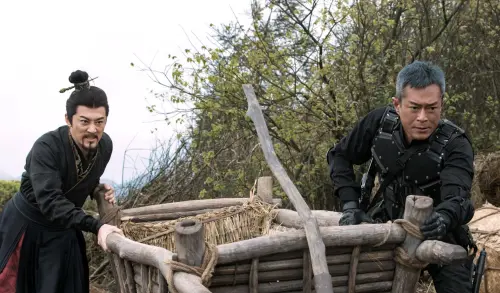 ▲《尋秦記》中林峯（左）與古天樂（右）再續港劇版的愛恨糾葛。（圖／華映娛樂提供）