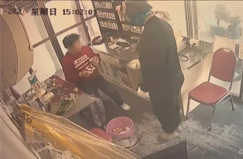 嬤顧檳榔攤遇搶劫！台南蒙面男亮刀劫走1萬　他腳踩這1物露餡落網
