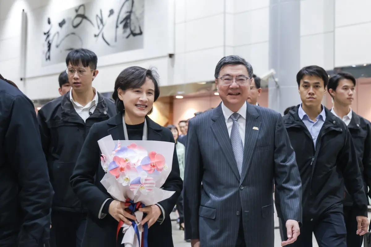 ▲鄭麗君率團與美方談判對等關稅成績斐然，今清晨搭機返抵國門，行政院長卓榮泰特別赴機場接機。（圖／翻攝自卓榮泰臉書）