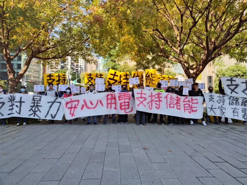 百人圍市府批儲能炸彈　沉默支持者現身求穩電