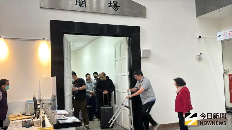 學測第三天／見到陽光了！逾百名學測試務人員出闈