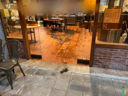 超慘！鶯歌名店遭潑臭污泥　惡煞秒逃「過程不到1分鐘」全場嚇傻
