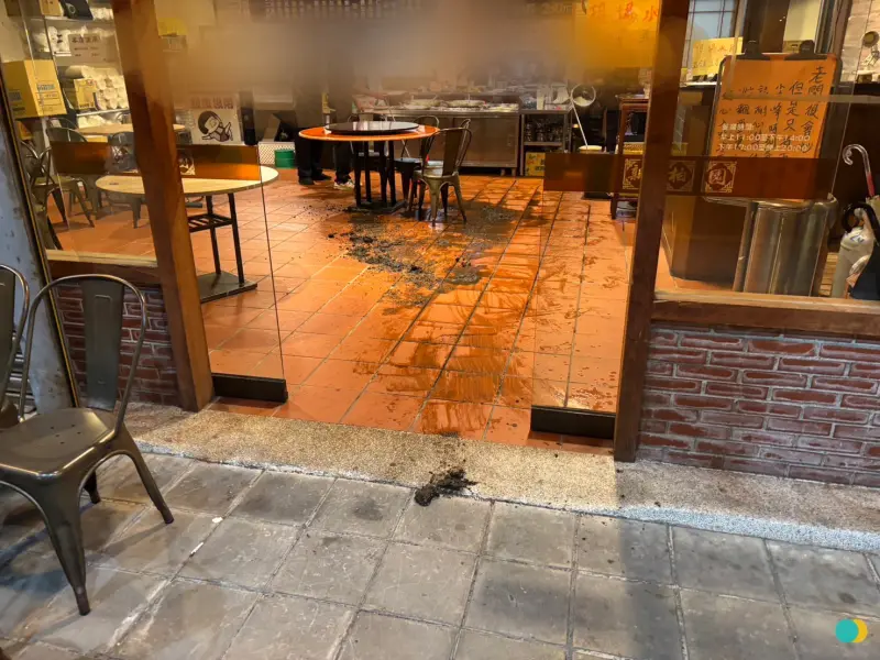 超慘！鶯歌名店遭潑臭污泥　惡煞秒逃「全程不到1分鐘」現場嚇傻