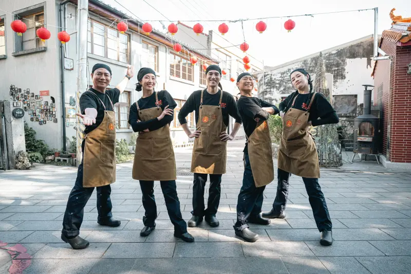 隋棠率50人出國辦桌！藍正龍考過中餐證照　狂接上百桌喊像在打仗