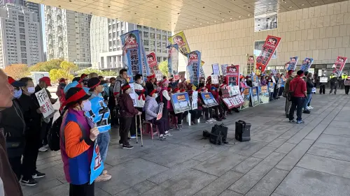 ▲上百名反儲能自救會成員今天再度赴台中市政府抗議。（圖／記者顏幸如攝，2026.01.19）