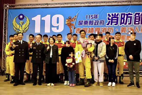 ▲119消防節表揚典禮中，出現去年花蓮光復災區獲救的6歲女童「小沂」當神秘嘉賓。（屏東縣消防局提供）
