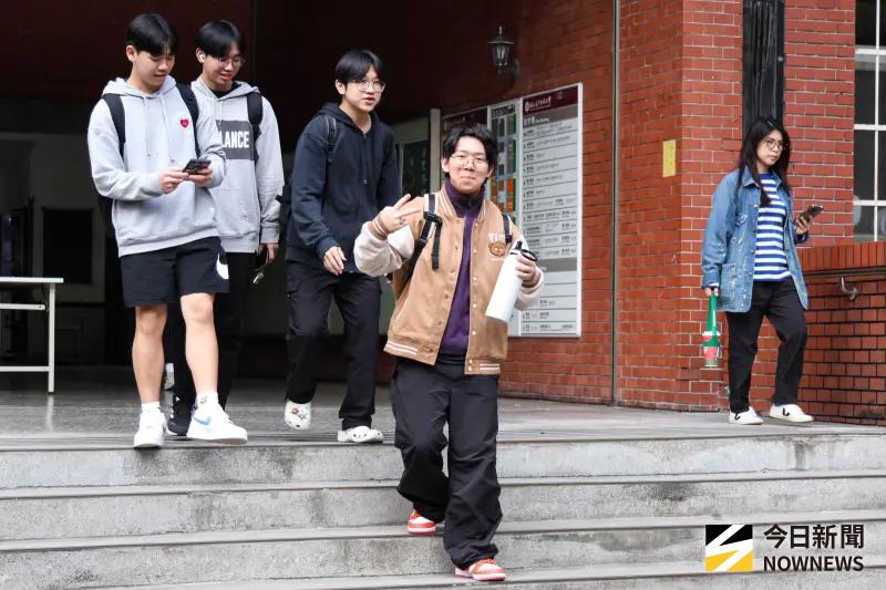 ▲大學學測結束學生步出考場。（圖／記者朱永強攝 ）