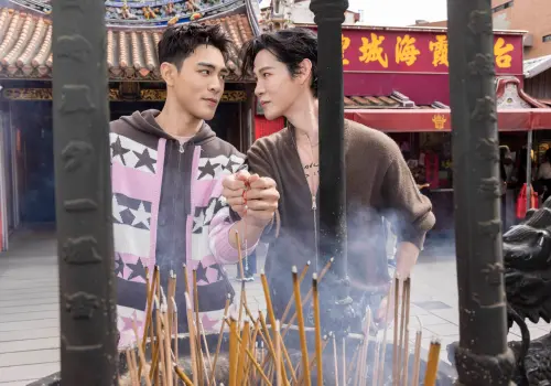 ▲《我說愛你是真的》夏和熙（右）、楊翹碩持戲劇聯名款紅線於台北霞海城隍廟過香爐，祈願新戲收視長紅。（圖／結果娛樂提供）