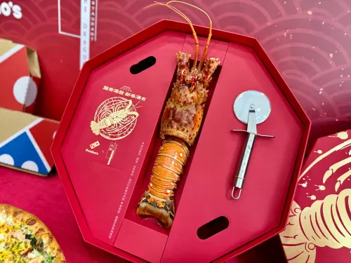 ▲一整隻加勒比海野生大龍蝦上桌好有喜氣。（圖／記者蕭涵云攝）