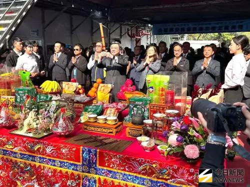 ▲海洋委員會舉辦合署辦公廳舍新建工程上樑儀式，行政院院長卓榮泰祈求工程進行順利。(圖／記者黃守作攝，2026.01.19)