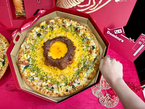 ▲「極品大龍蝦金沙起司火山披薩」是巨無霸16吋大小，記者用手比例尺給大家看。（圖／記者蕭涵云攝）