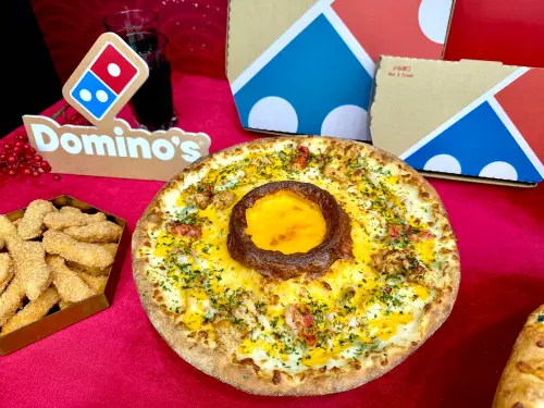 ▲達美樂同推「海陸金沙起司火山披薩」新春嚐鮮499元。（圖／記者蕭涵云攝）