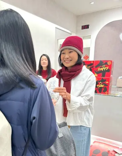 ▲玉如阿姨在逢甲店發放百份雞排，分享中獎喜氣，吸引許多民眾排隊同樂。（圖／業者提供）