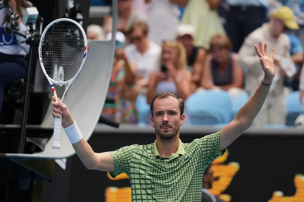 ▲曾三度奪得澳洲網球公開賽（Australian Open）亞軍的俄羅斯名將梅德韋傑夫（Daniil Medvedev）以7：5、6：2、7：6（7：2）直落三盤過關，順利挺進第二輪。（圖／美聯社／達志影像）