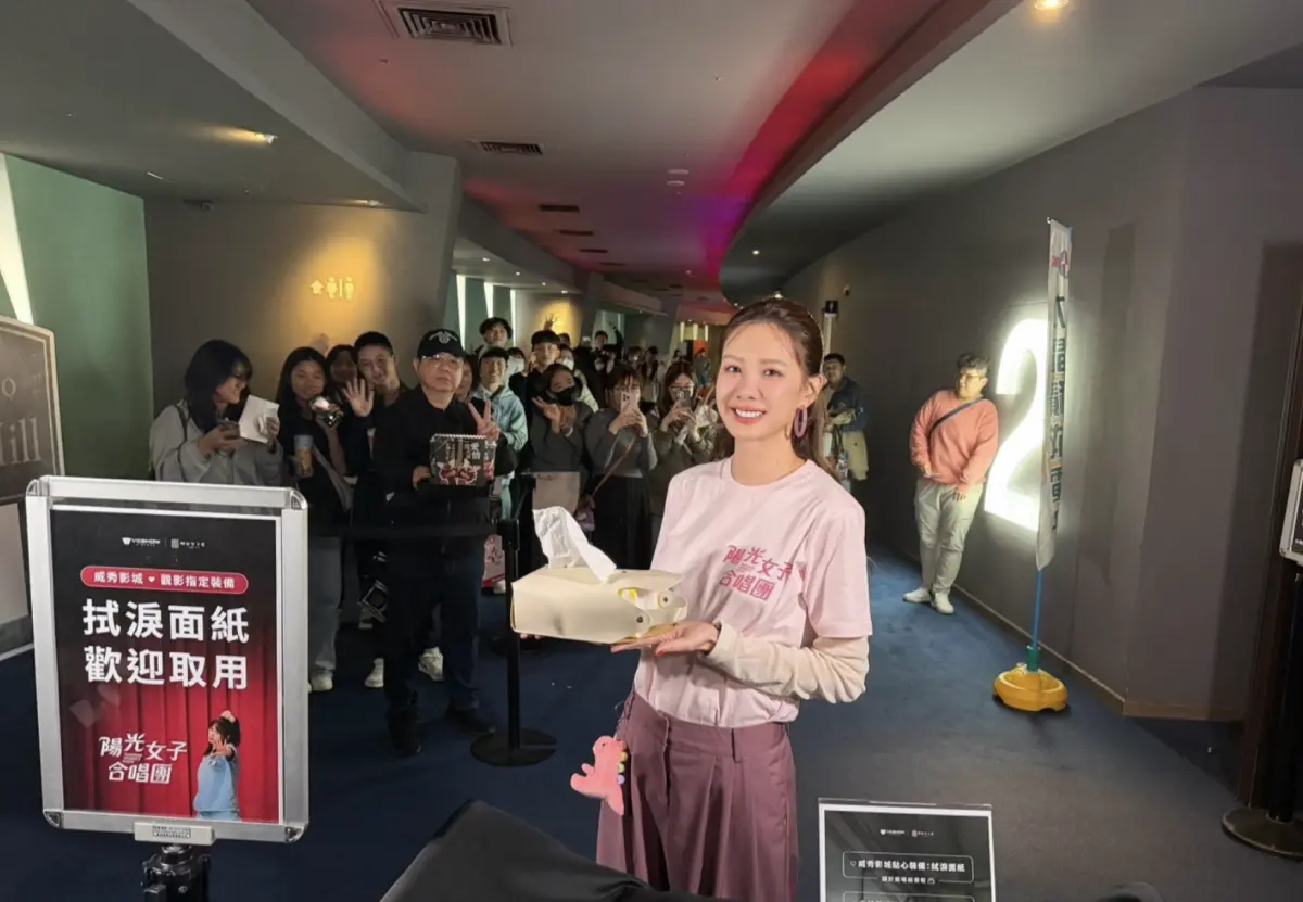 ▲《陽光女子合唱團》創票房奇蹟，上映第3週票房與好口碑炸開，各地戲院客滿，全台將破億，觀眾看到淚崩，主要演員安心亞（前排中）特地在影廳外發面紙，供觀眾拭淚。（圖／壹壹喜喜提供）