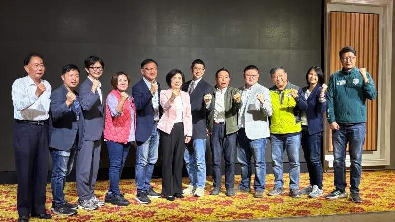 台中藍營陷姐弟之爭！何欣純當盧秀燕面喊：我選上市長會普發現金