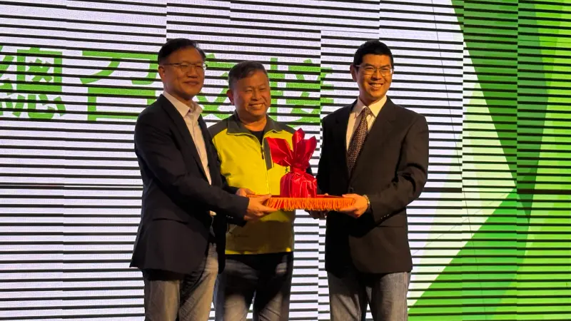    ▲台中市議會民進黨團今天進行幹部交接，新任總召由周永鴻（右）擔任。（圖／記者顏幸如攝，2026.01.19）  