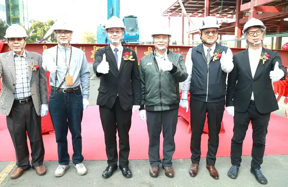 ▲經濟部產業園區管理局舉辦高雄軟體園區2期首棟大樓上樑儀式，由產業園區管理局局長楊志清(左3)主持。(圖／產業園區管理局提供)